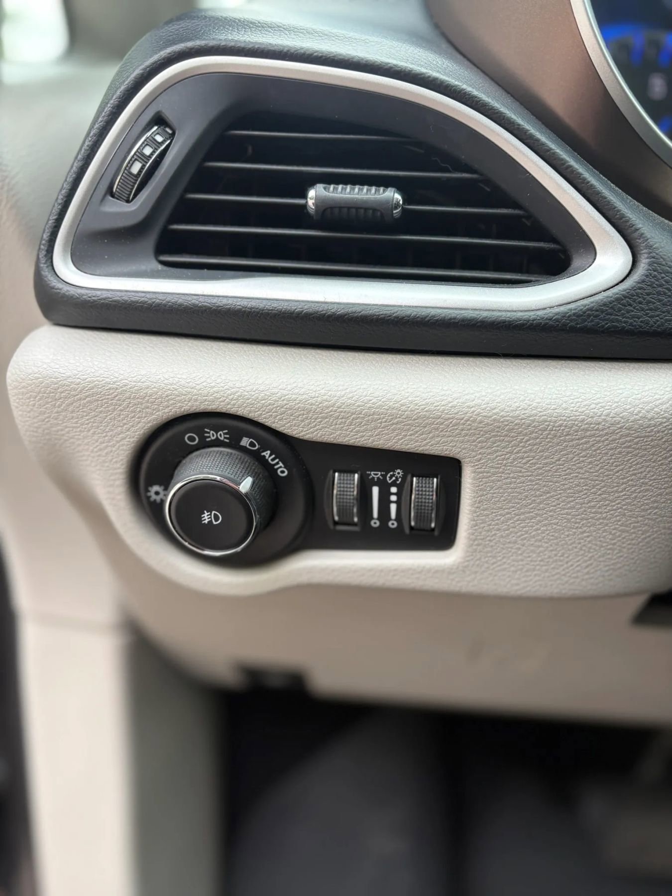 Used 2017 Chrysler Pacifica Touring-L w/ Tire & Wheel Group FWD image 46
