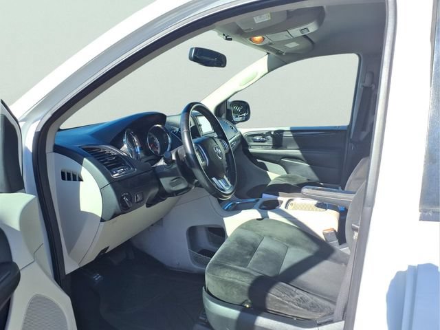 Used 2016 Dodge Grand Caravan SXT w/ Rear Park Assist Package FWD image 17