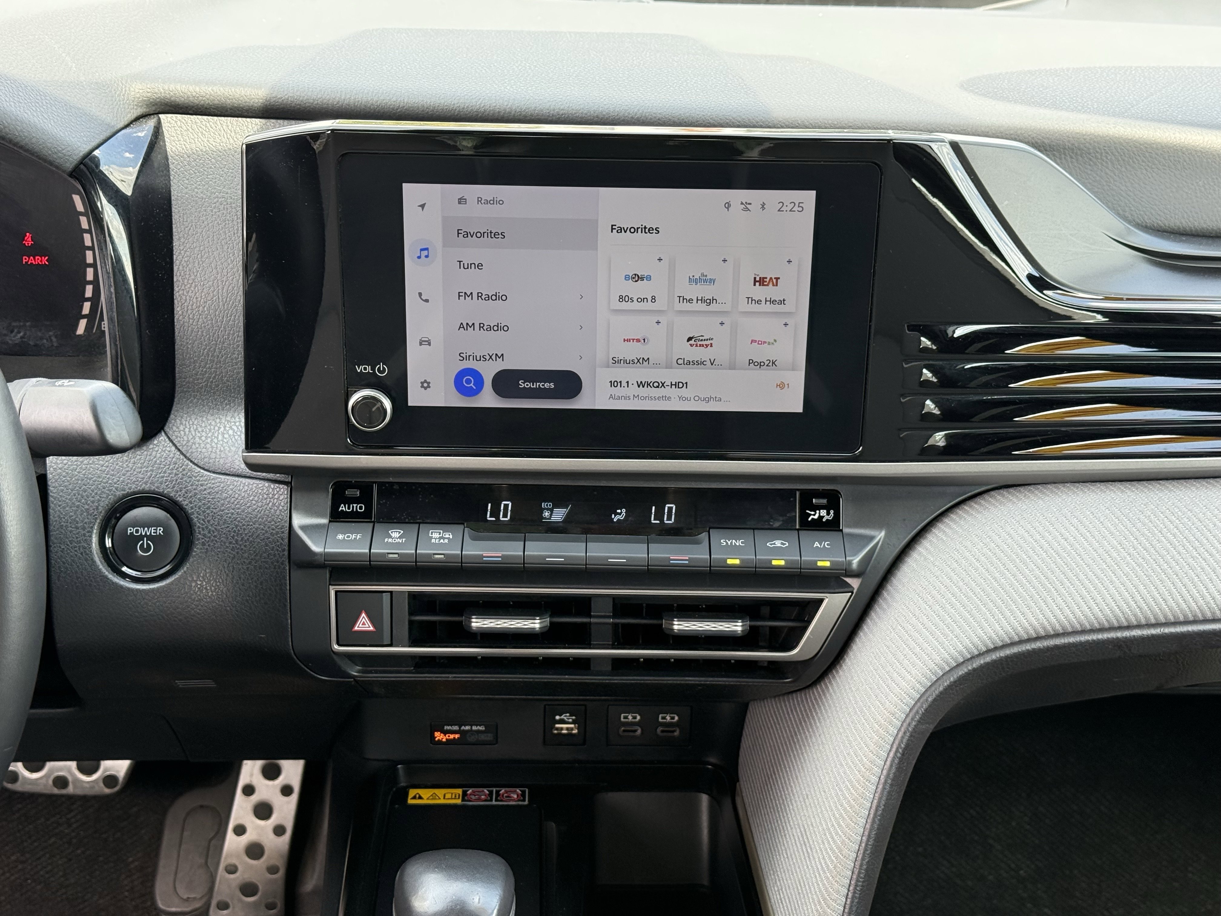 Used 2025 Toyota Camry SE FWD image 3