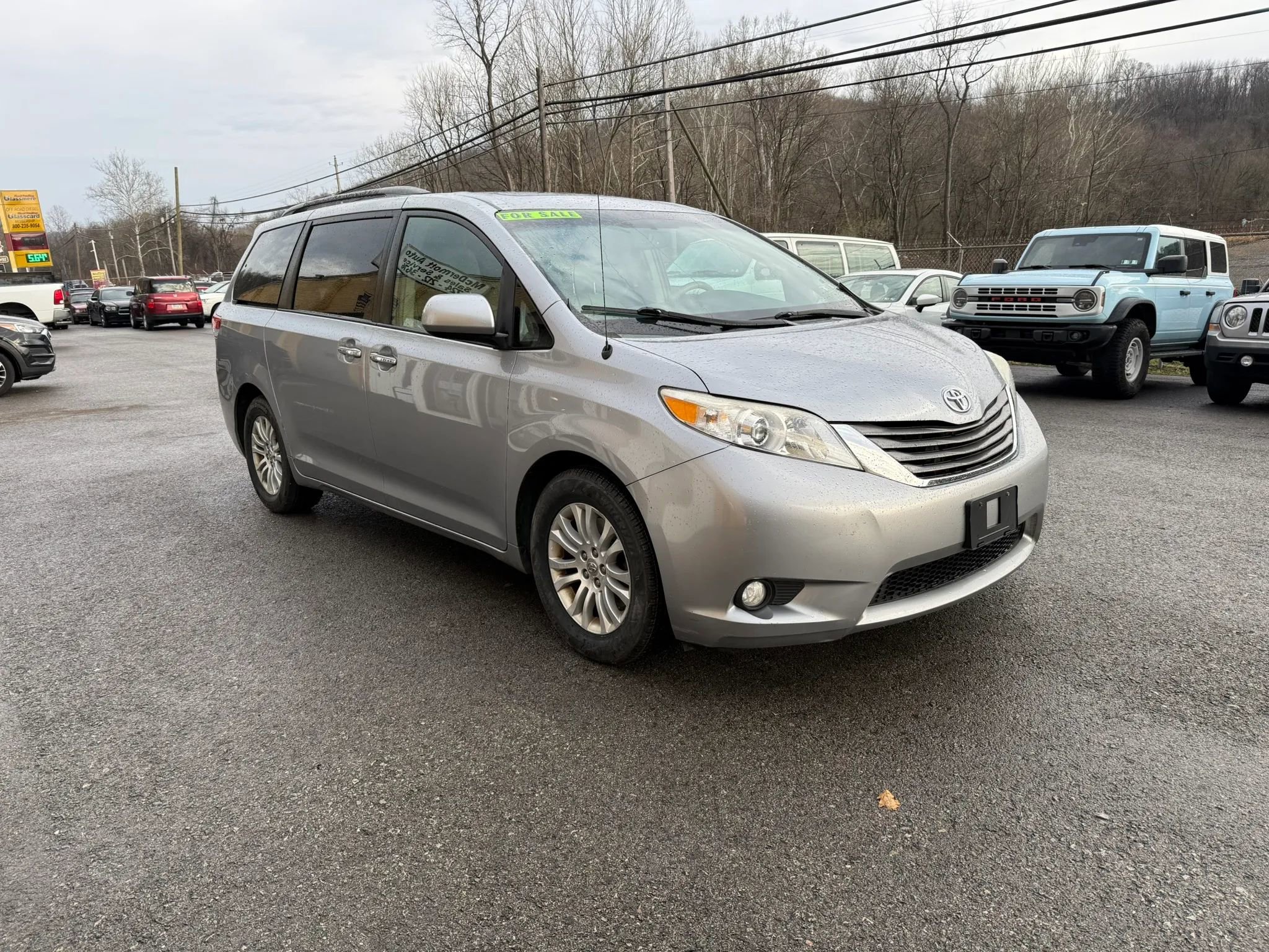 Used 2013 Toyota Sienna XLE w/ Entertainment Pkg FWD image 3
