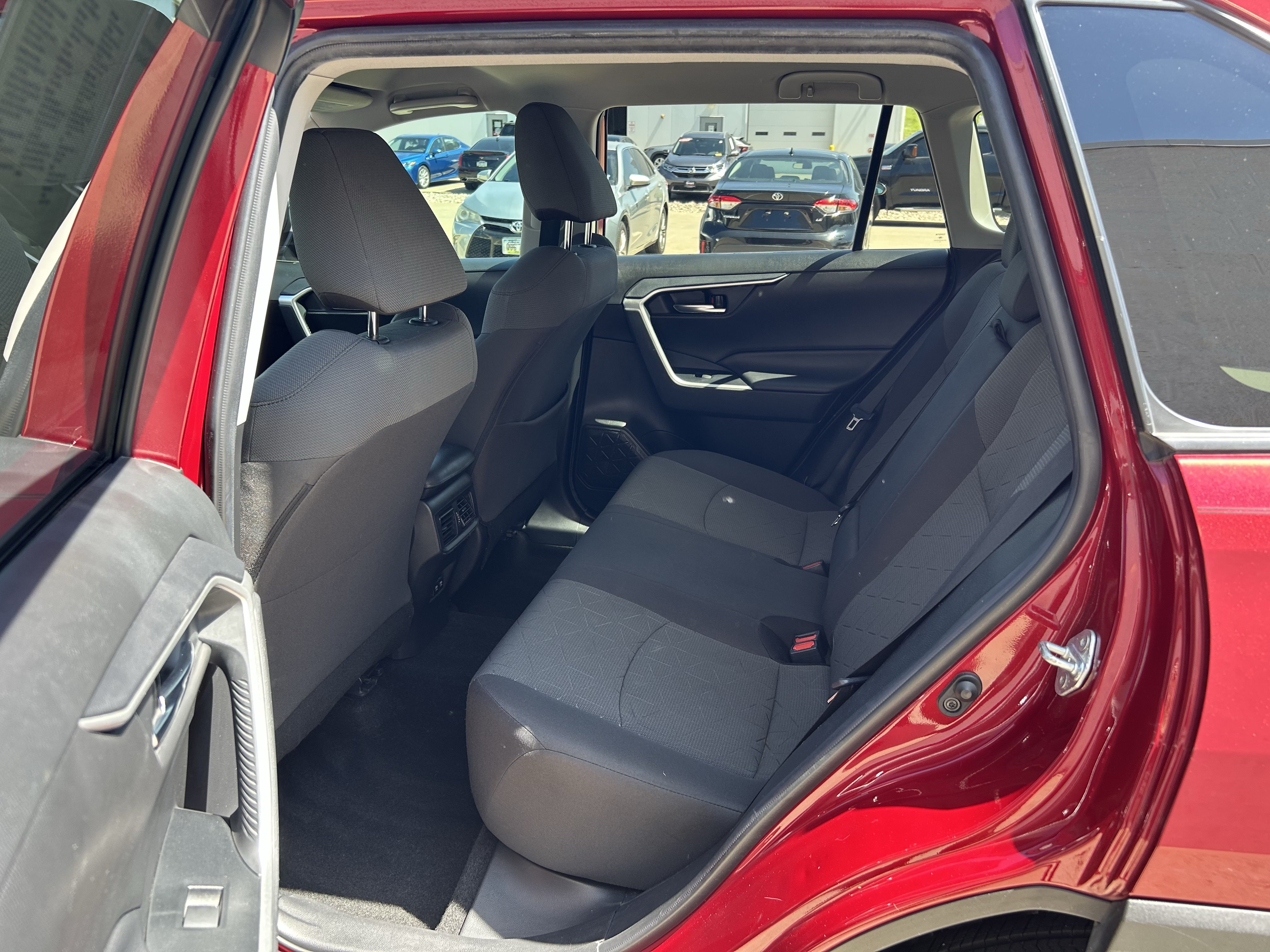Used 2020 Toyota RAV4 XLE FWD image 17