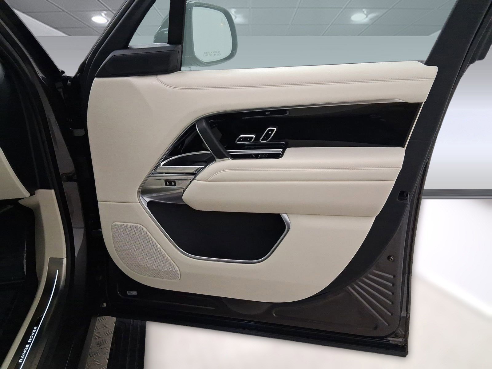 New 2026 Land Rover Range Rover SE image 31