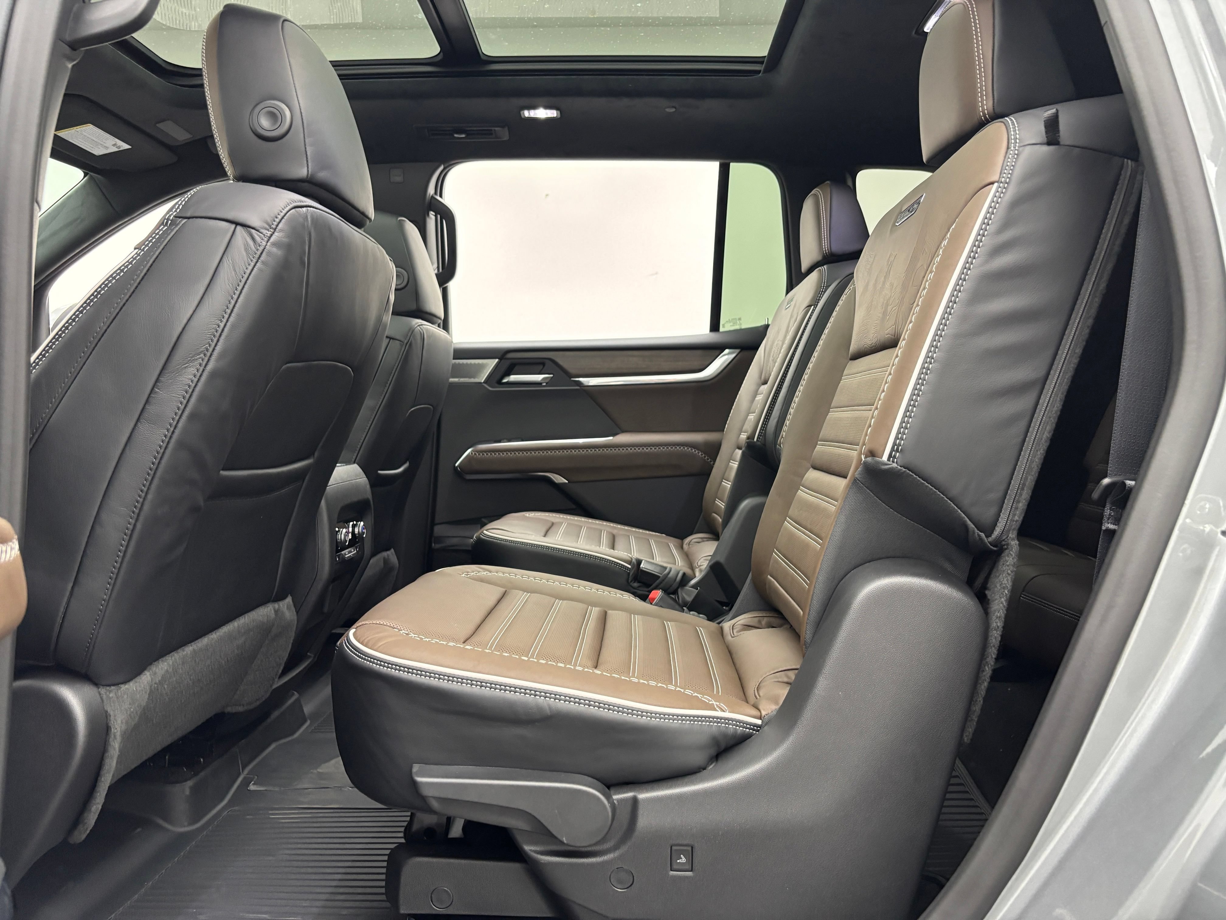New 2026 GMC Acadia Denali Ultimate w/ LPO, Floor Liner Package AWD/4WD image 47