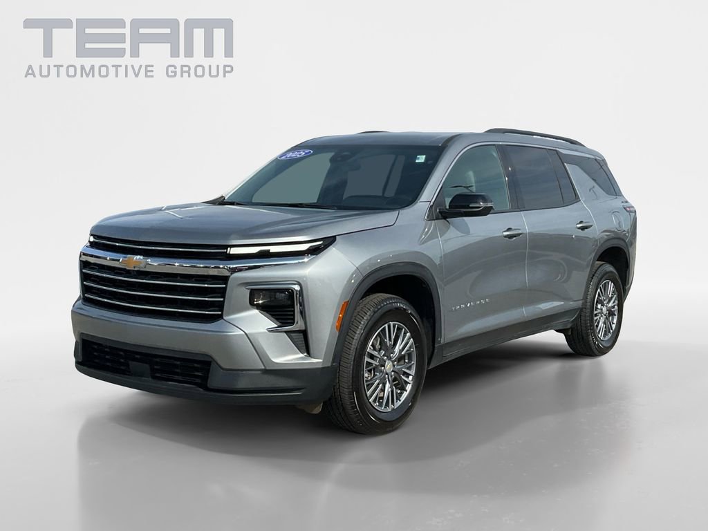 Used 2025 Chevrolet Traverse LT image 3
