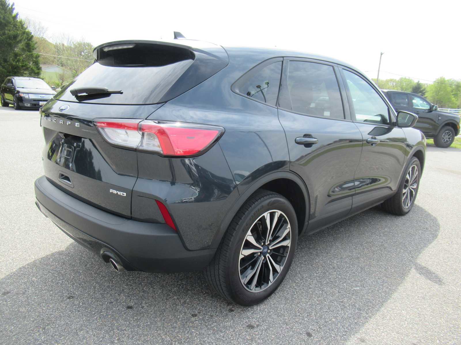 Used 2022 Ford Escape SE w/ SE Sport Appearance Package image 5