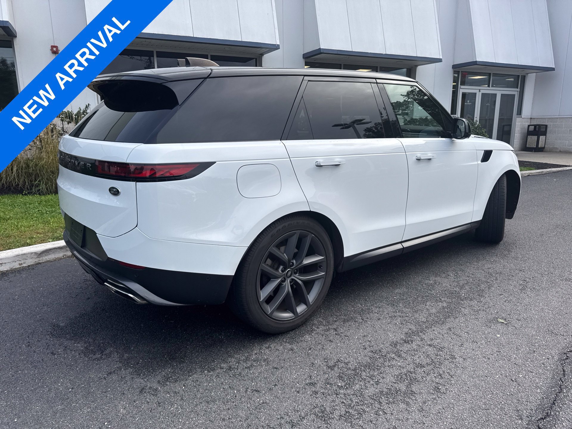 Used 2023 Land Rover Range Rover Sport SE AWD/4WD image 2