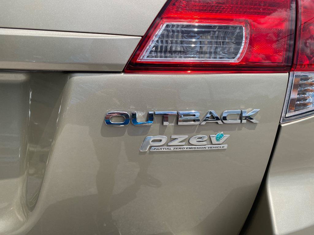 Used 2010 Subaru Outback 2.5i Premium AWD/4WD image 39