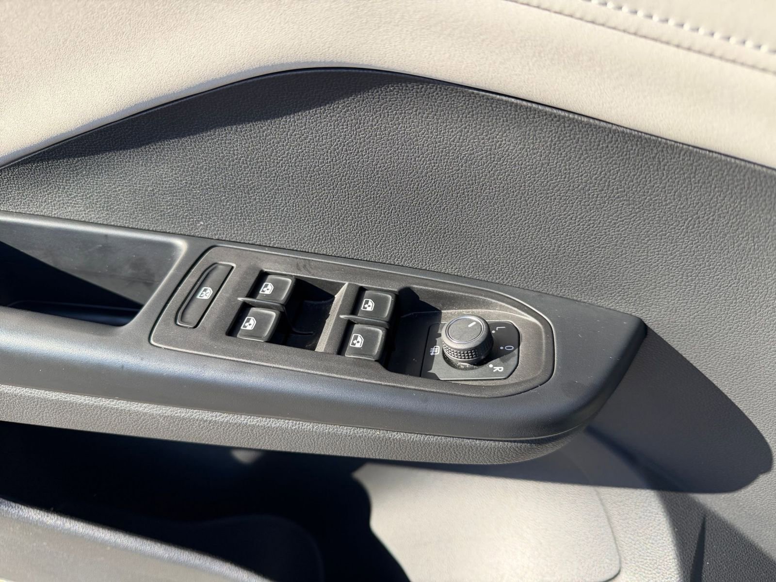 Used 2025 Volkswagen Taos SE image 20