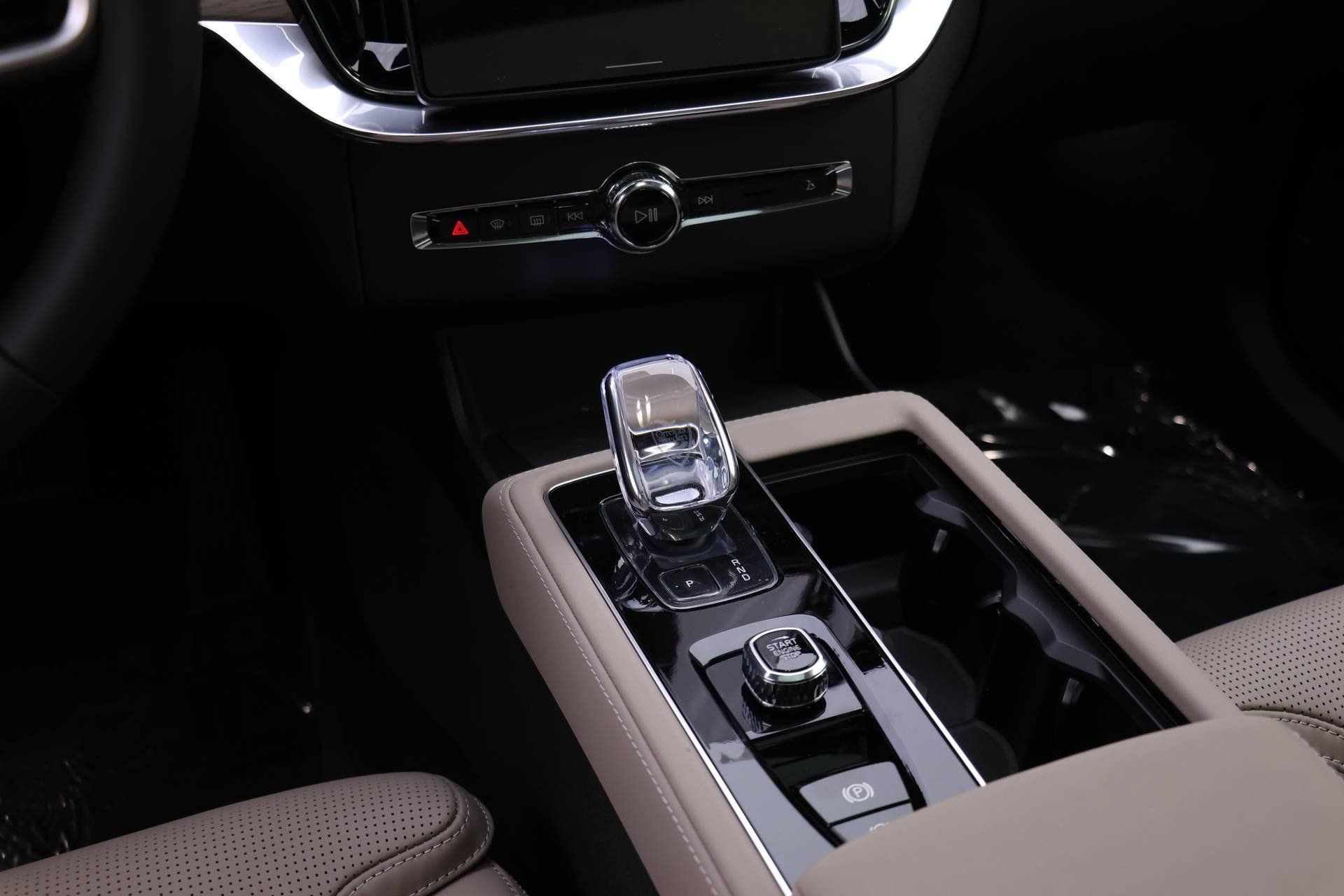 New 2026 Volvo XC90 B6 Ultra w/ Protection Package image 13