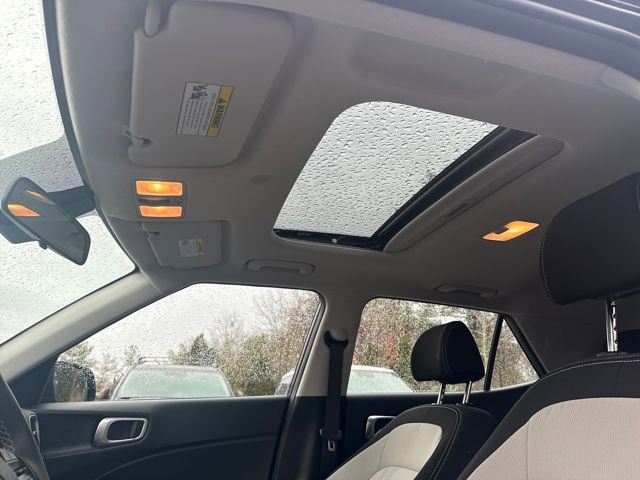 Certified 2024 Hyundai Venue SEL image 21