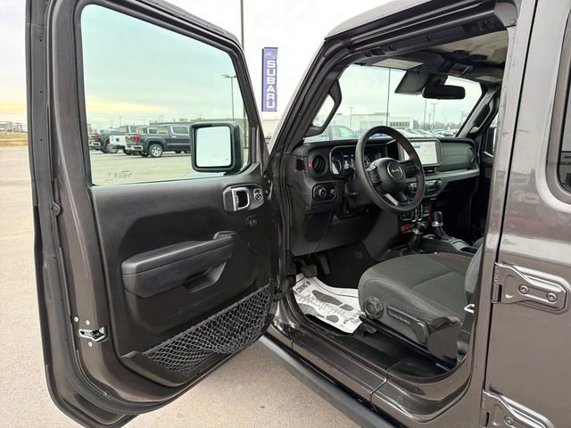 Used 2025 Jeep Wrangler Unlimited Rubicon AWD/4WD image 18