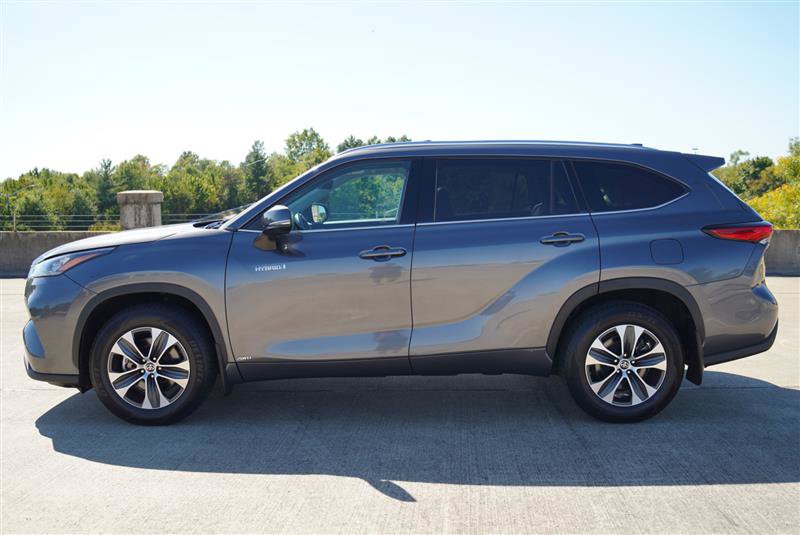 Used 2020 Toyota Highlander XLE AWD/4WD image 3