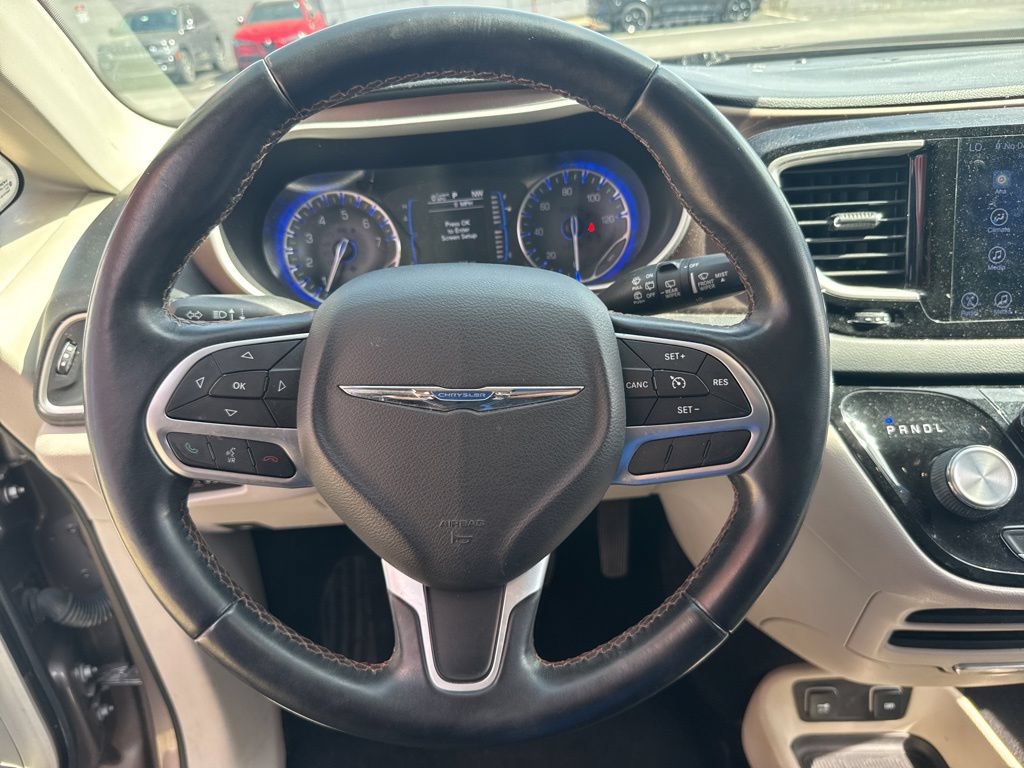 Used 2017 Chrysler Pacifica Touring-L FWD image 33