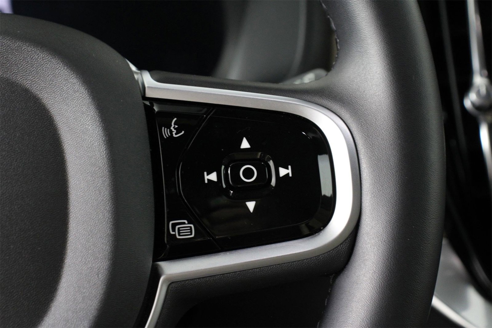 Certified 2025 Volvo XC90 B5 Core image 11