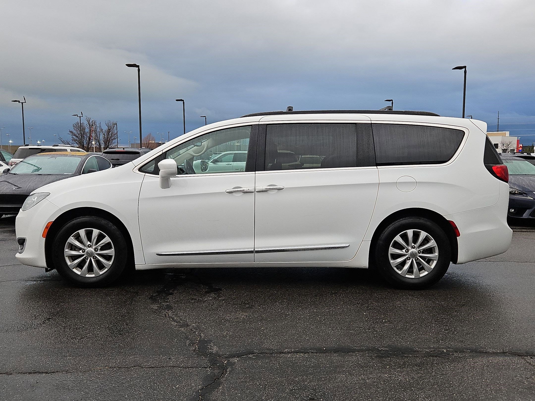 Used 2017 Chrysler Pacifica Touring-L image 9