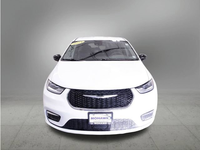 Used 2024 Chrysler Pacifica Touring-L image 11