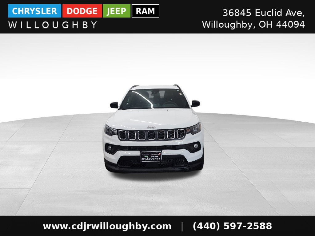Used 2025 Jeep Compass Latitude AWD/4WD image 2