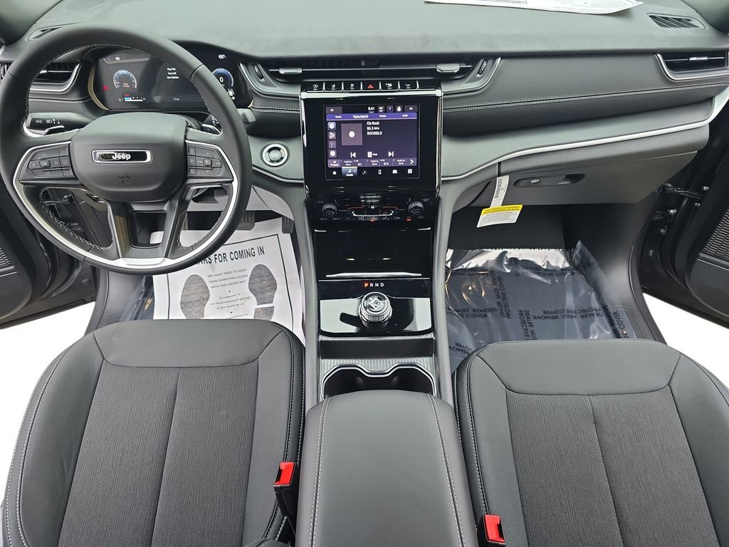 New 2025 Jeep Grand Cherokee Laredo image 9