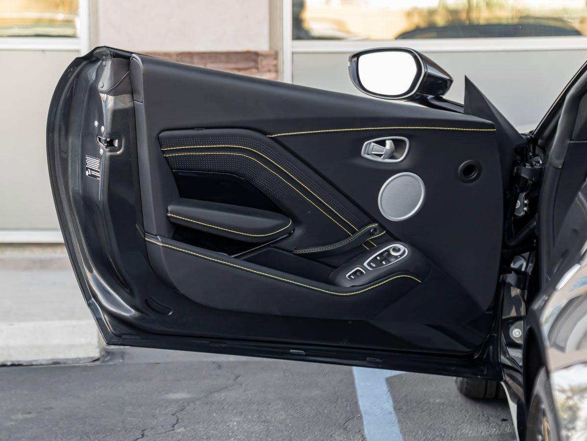 Used 2023 Aston Martin V8 Vantage Roadster image 14