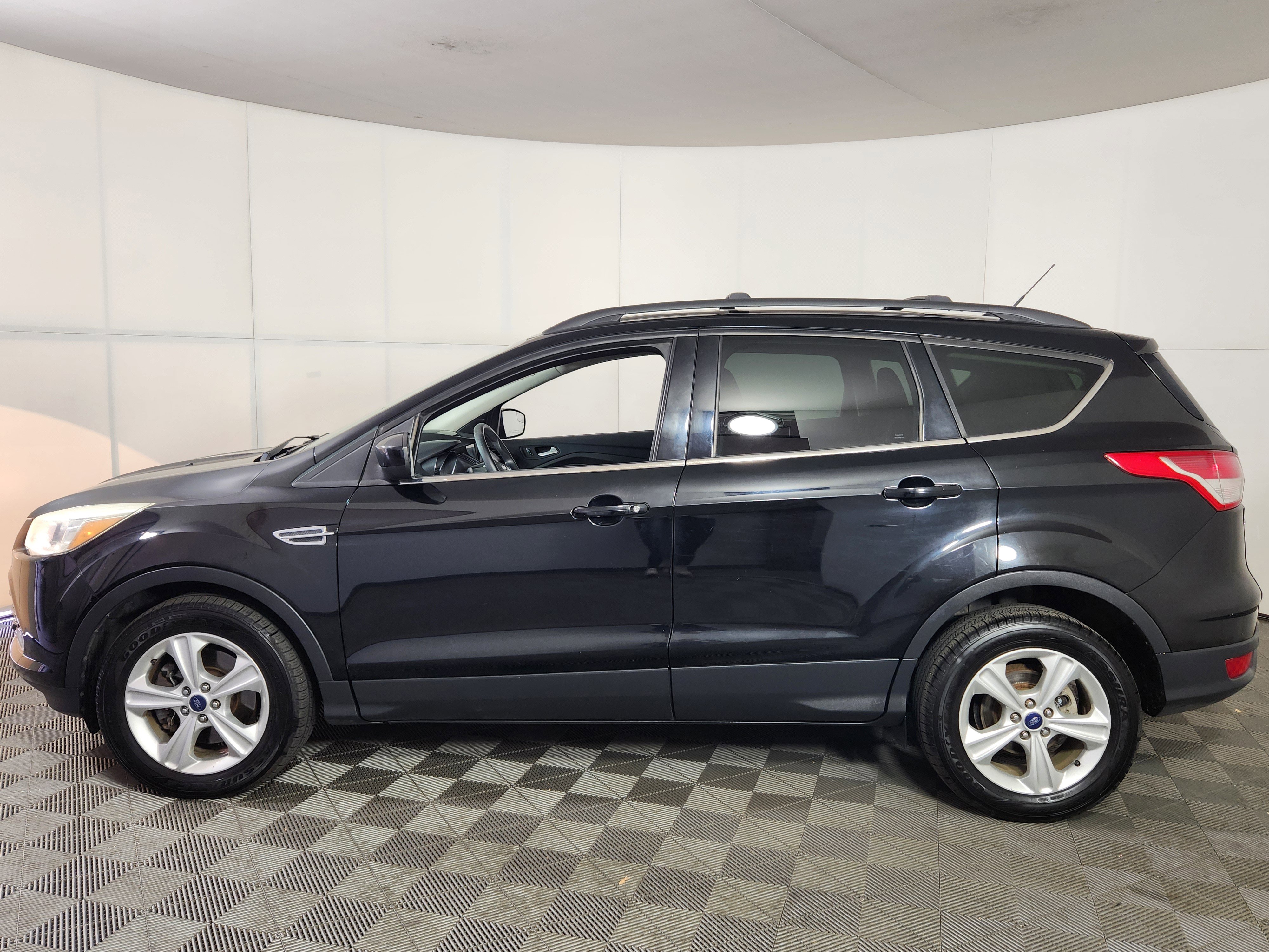 Used 2016 Ford Escape SE w/ Equipment Group 201A image 4