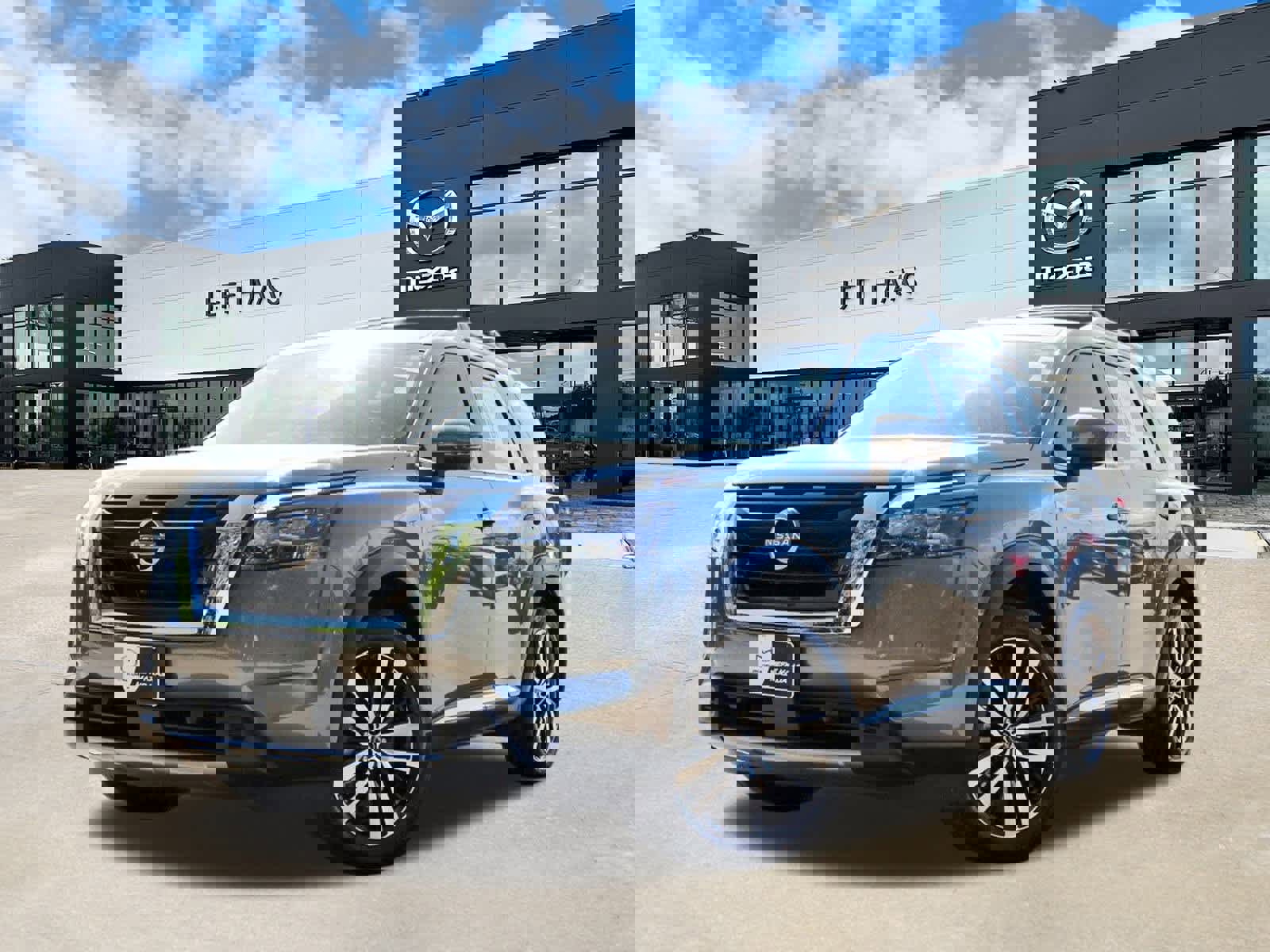 Used 2025 Nissan Pathfinder Platinum w/ Cargo Package image 1