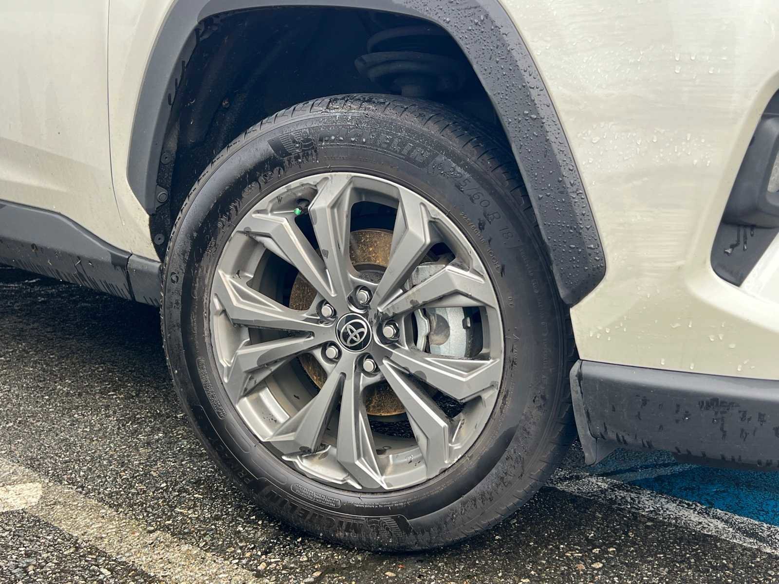 Used 2022 Toyota RAV4 XLE Premium image 5