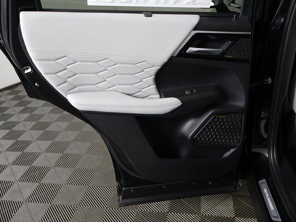 New 2025 Mitsubishi Outlander AWD image 31