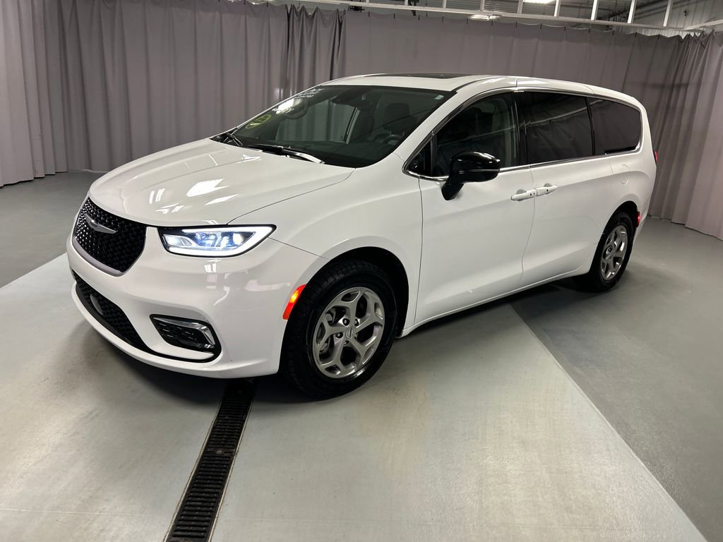 Used 2024 Chrysler Pacifica Limited w/ Uconnect Theater Family Group AWD/4WD image 3