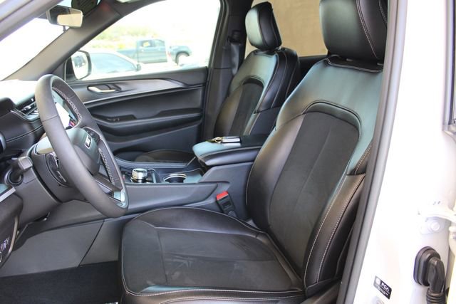 Used 2025 Jeep Grand Cherokee Altitude AWD/4WD image 11