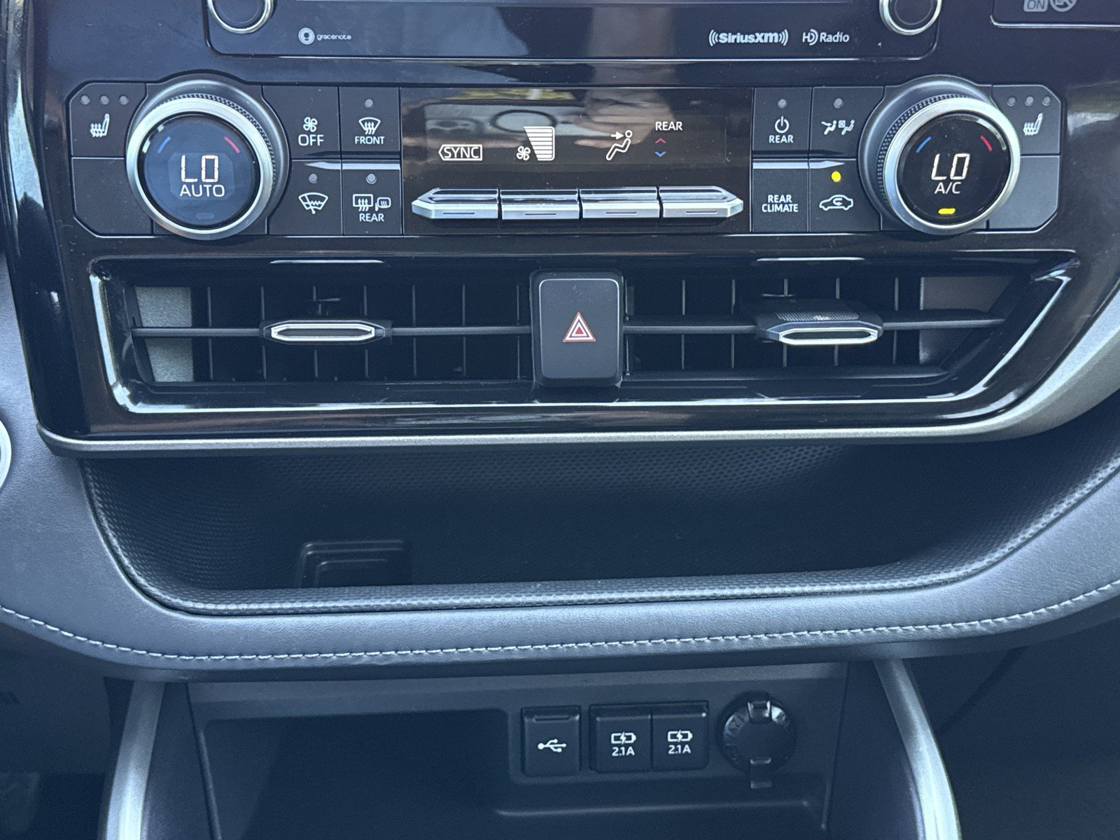 Used 2020 Toyota Highlander XLE FWD image 27