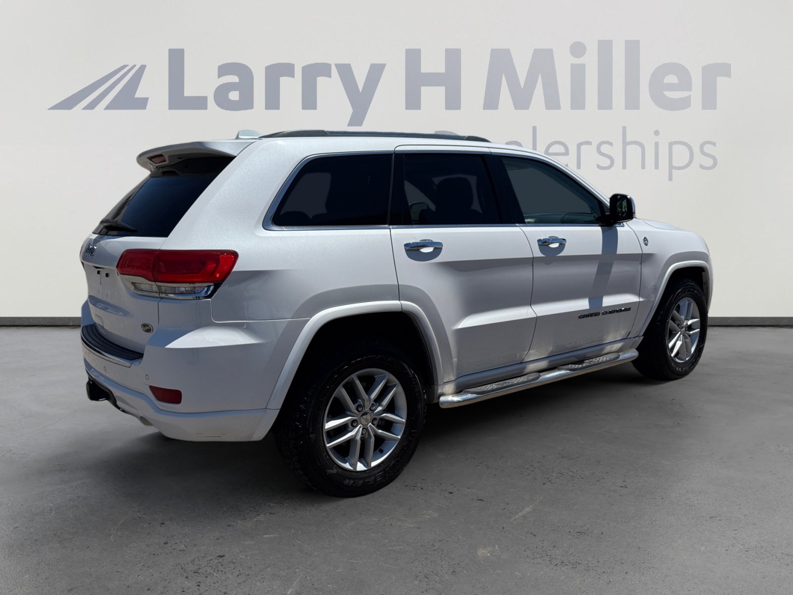 Used 2018 Jeep Grand Cherokee Overland AWD/4WD image 5