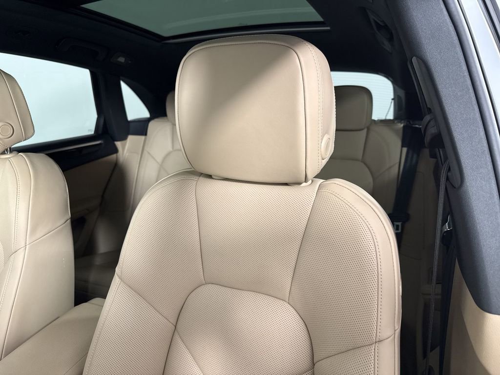 Certified 2025 Porsche Macan image 41