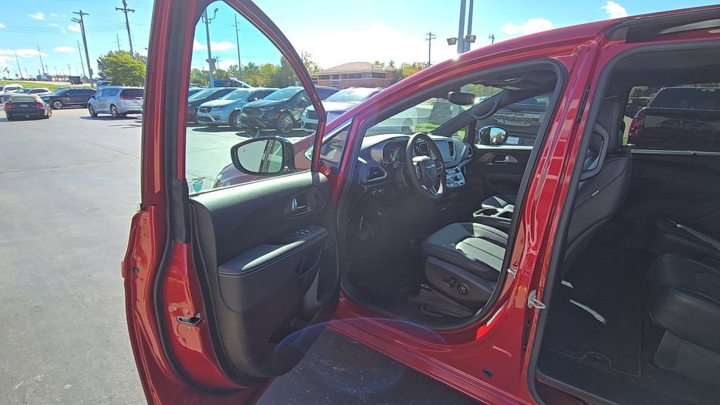 New 2026 Chrysler Pacifica Select image 14