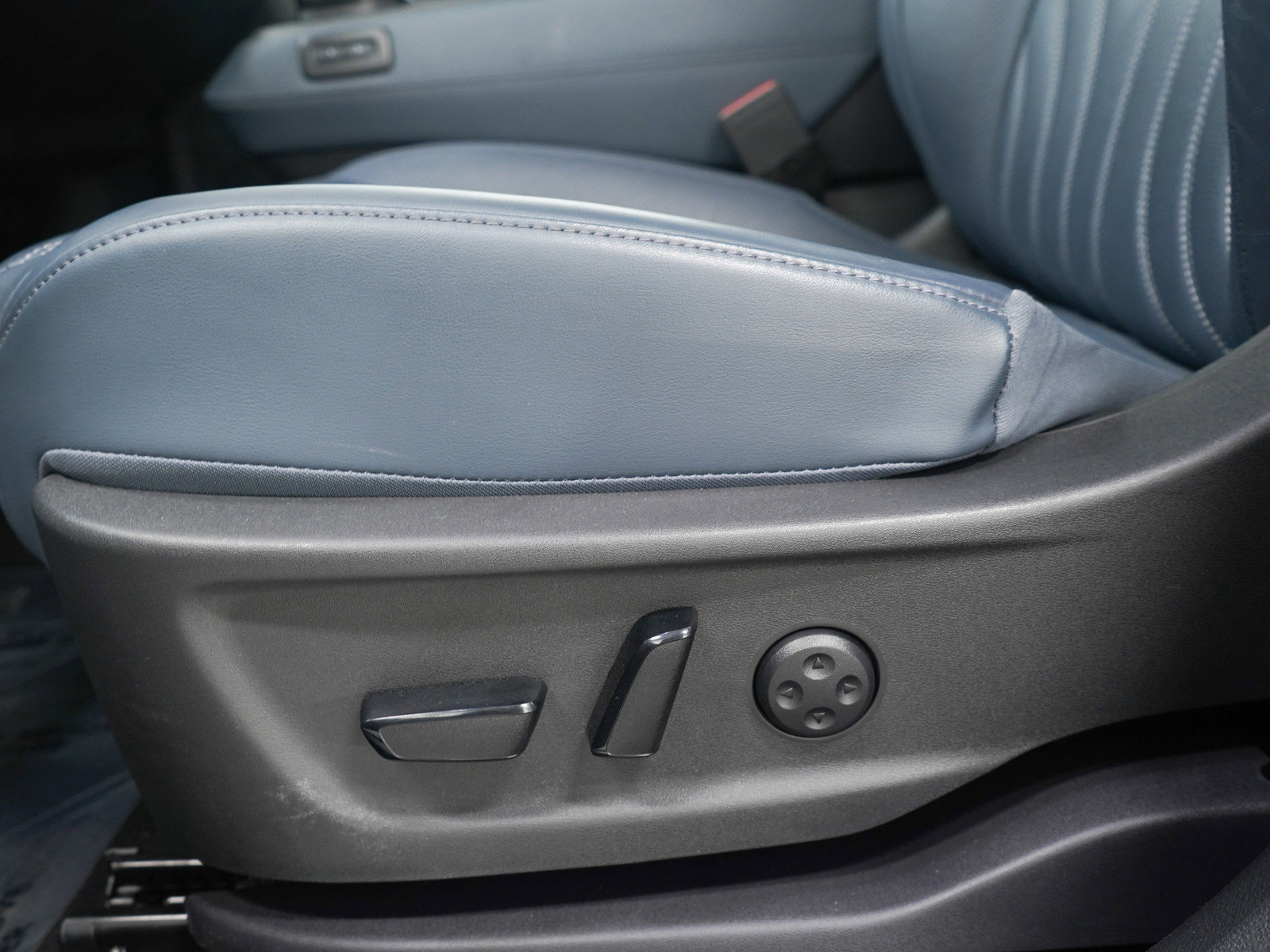 Used 2024 Nissan Ariya AWD image 26