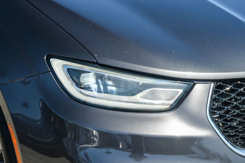 Used 2023 Chrysler Pacifica Touring-L FWD image 4