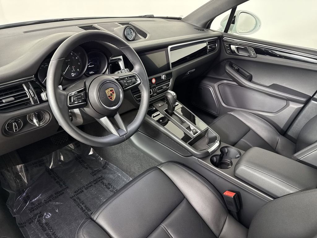 Certified 2025 Porsche Macan image 4