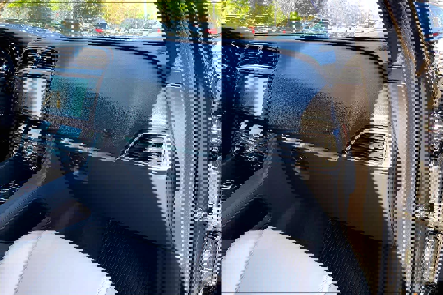 Used 2018 Jaguar F-PACE Premium image 19