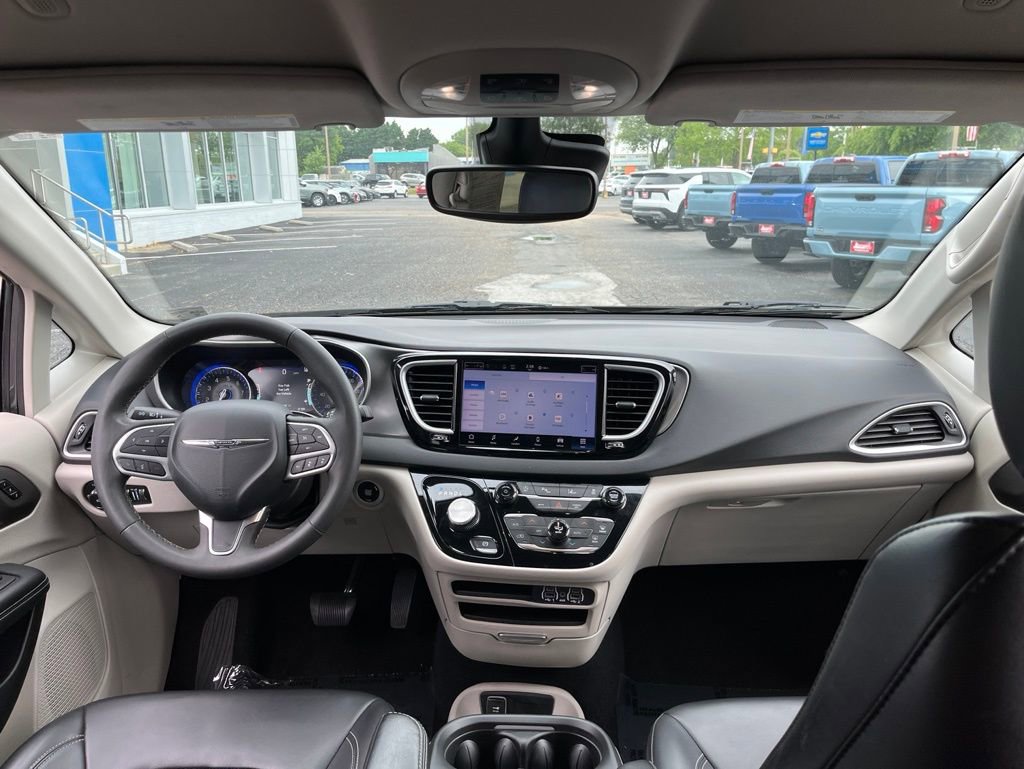 Used 2023 Chrysler Pacifica Touring-L FWD image 36