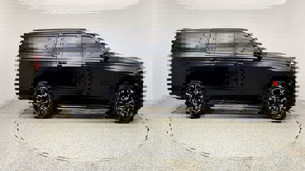 Used 2021 Chevrolet Suburban RST w/ Luxury Package image 4