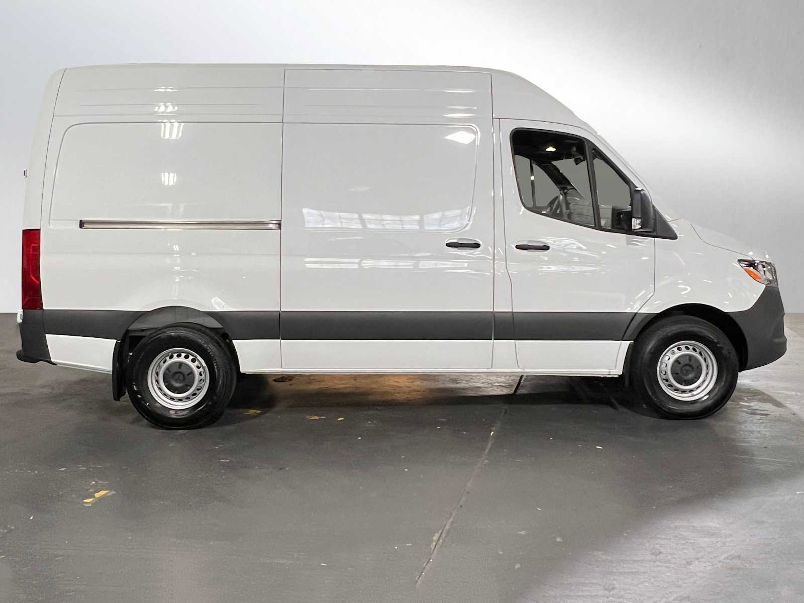 Used 2025 Mercedes-Benz Sprinter 2500 image 2
