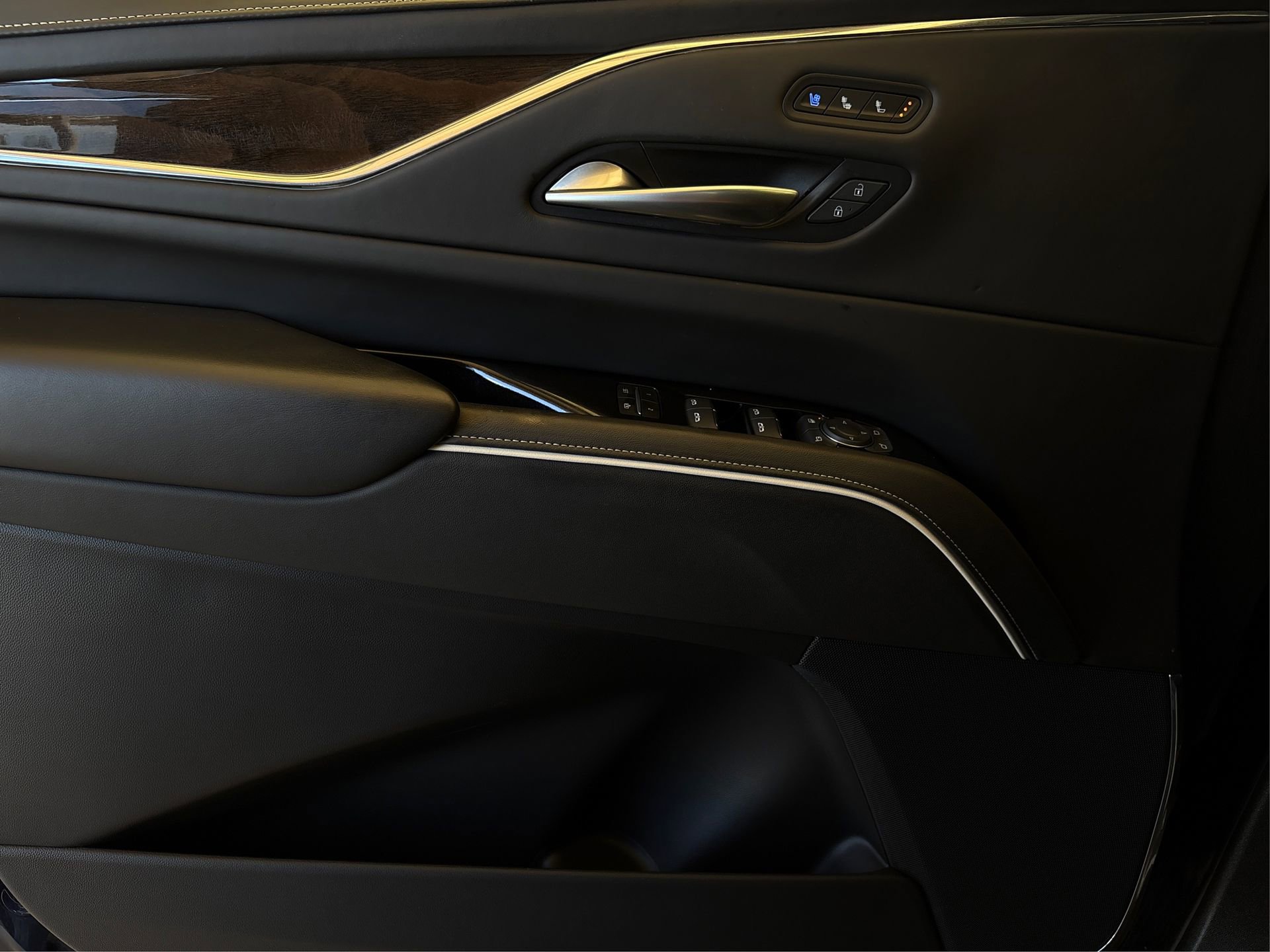 Used 2024 Cadillac Escalade Premium Luxury Platinum image 21