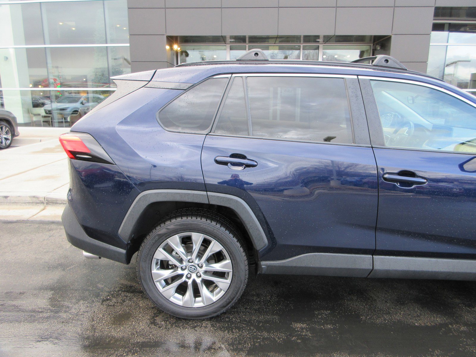 Used 2021 Toyota RAV4 XLE Premium image 11