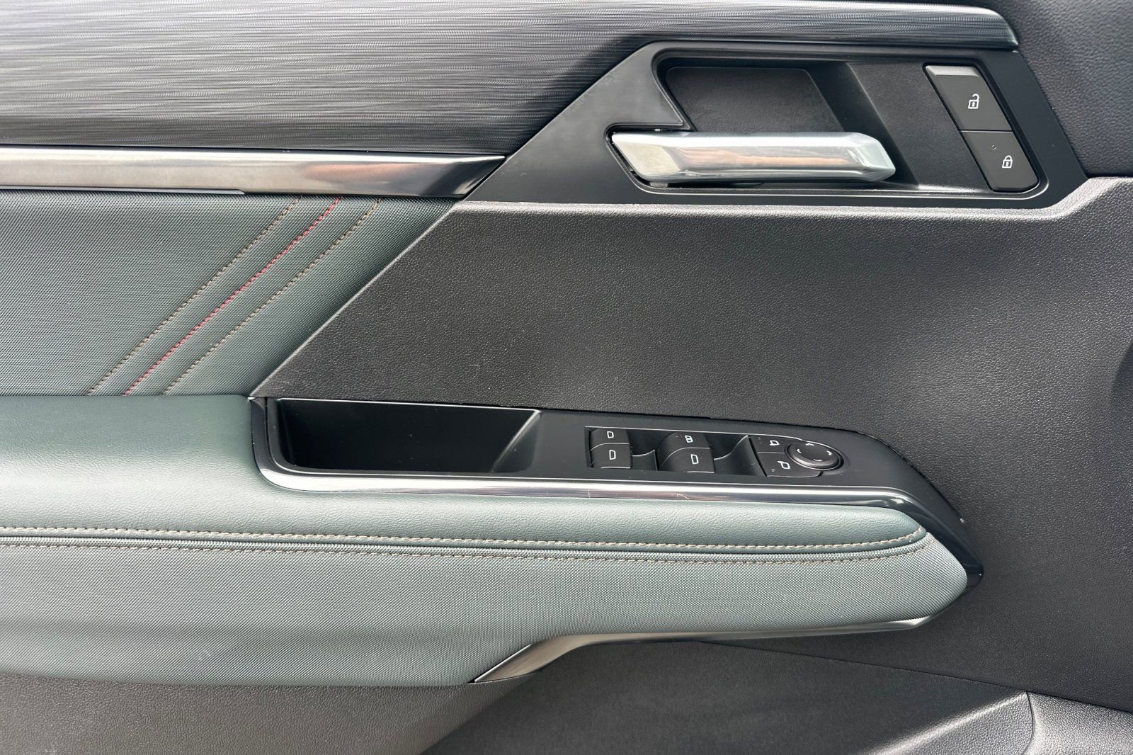 Used 2025 GMC Acadia AT4 w/ LPO, Floor Liner Package image 10