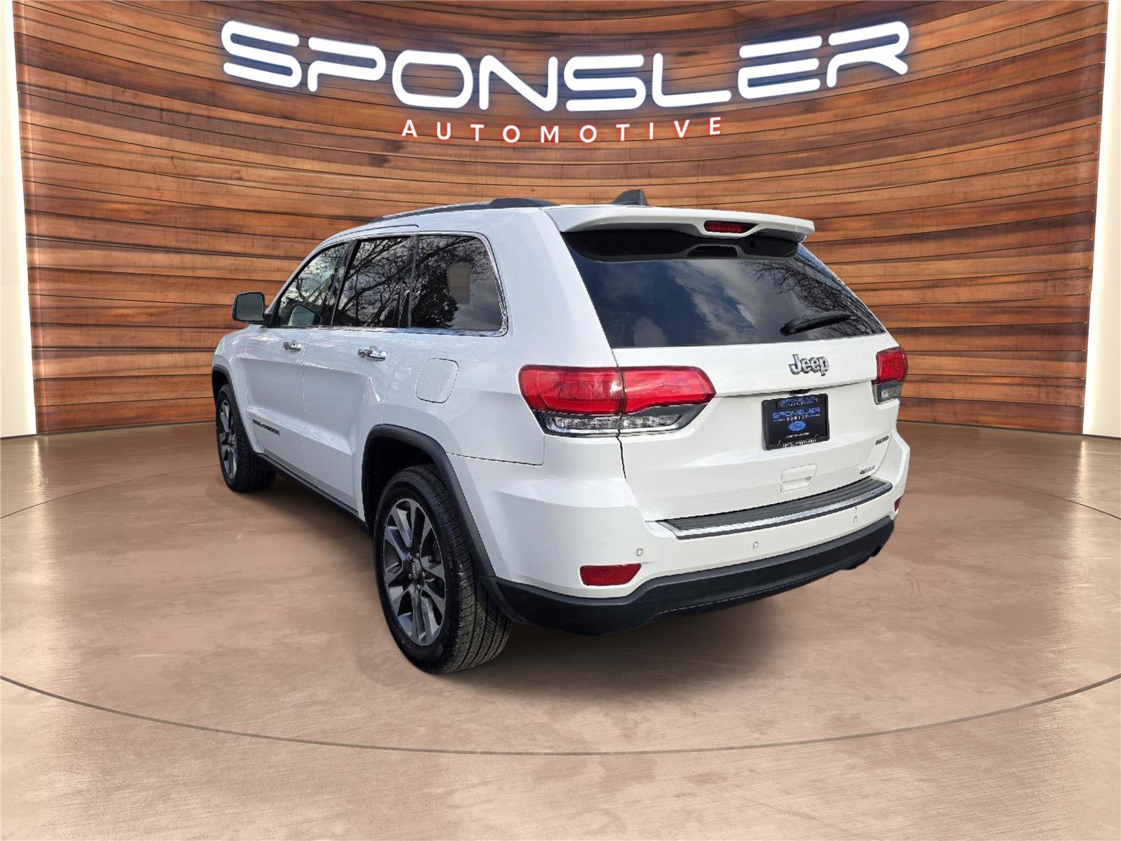 Used 2018 Jeep Grand Cherokee Limited w/ Luxury Group II image 3