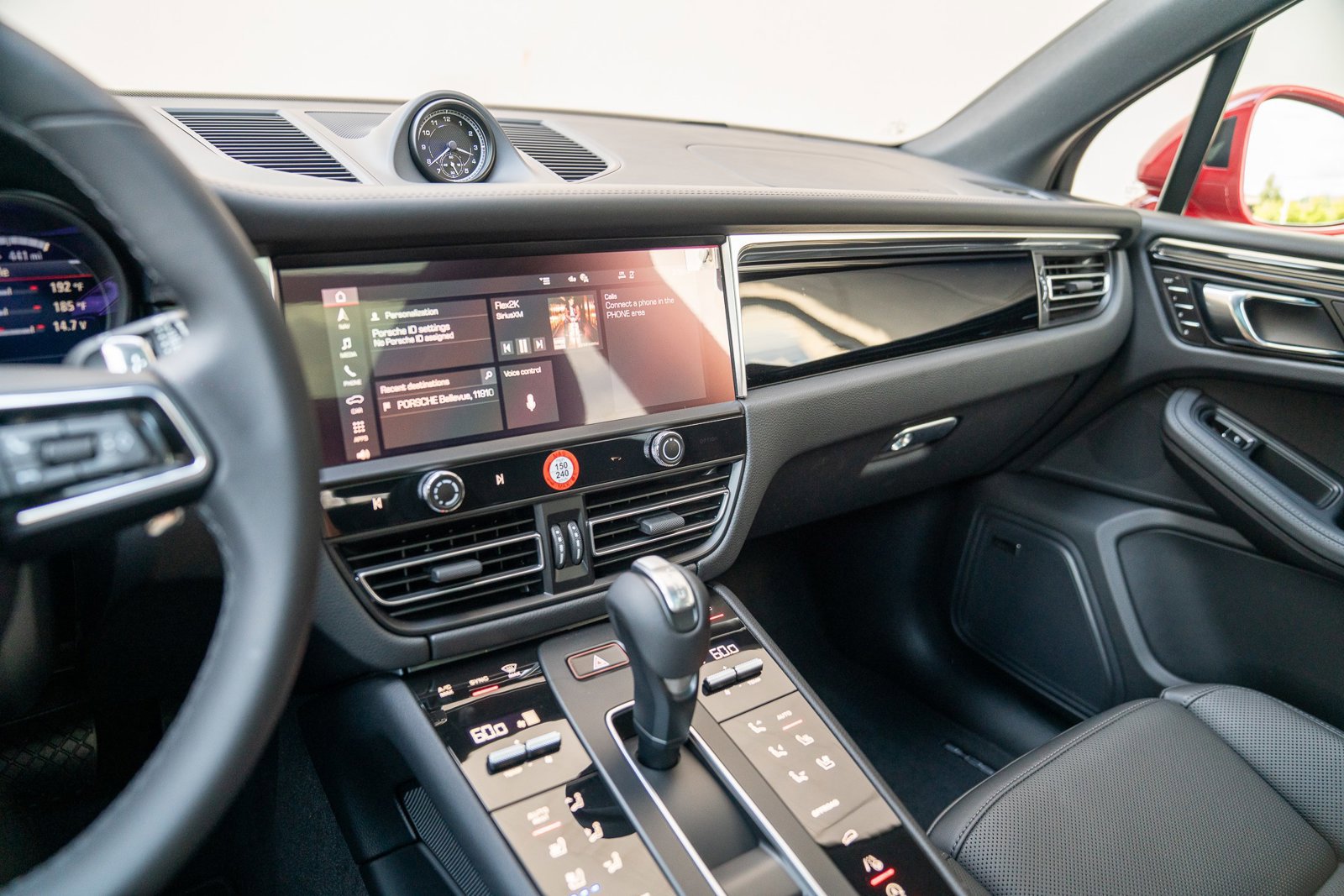 Certified 2025 Porsche Macan image 14