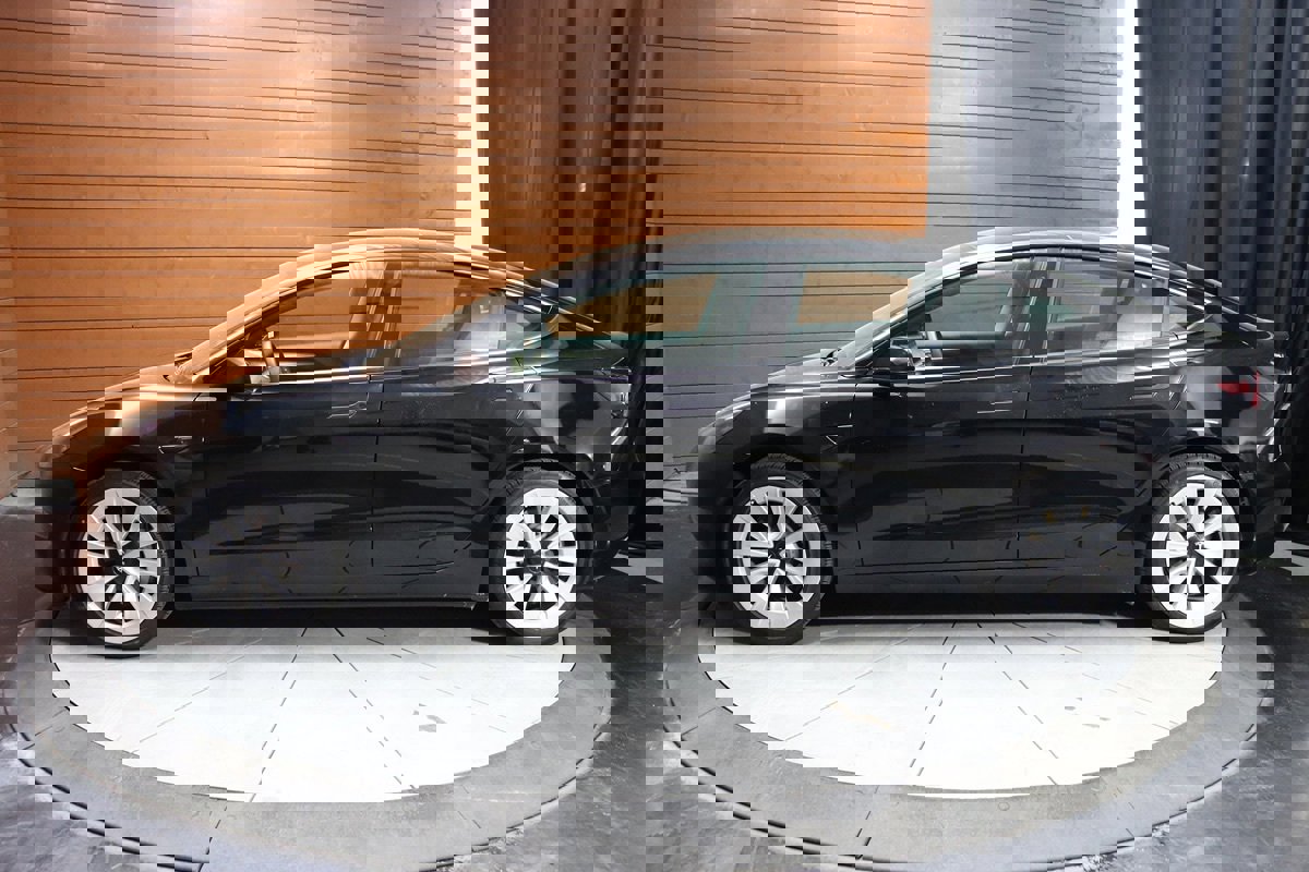 Used 2023 Tesla Model 3 Standard Range image 9