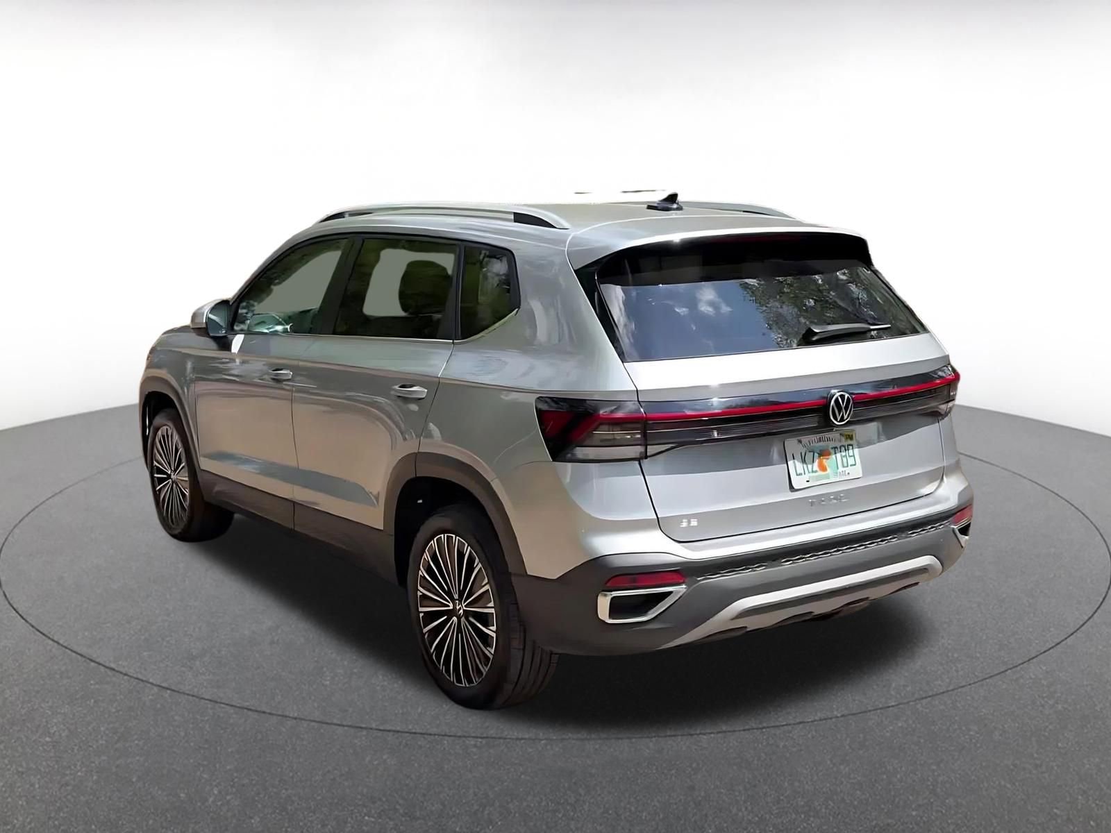 Used 2025 Volkswagen Taos SE image 11