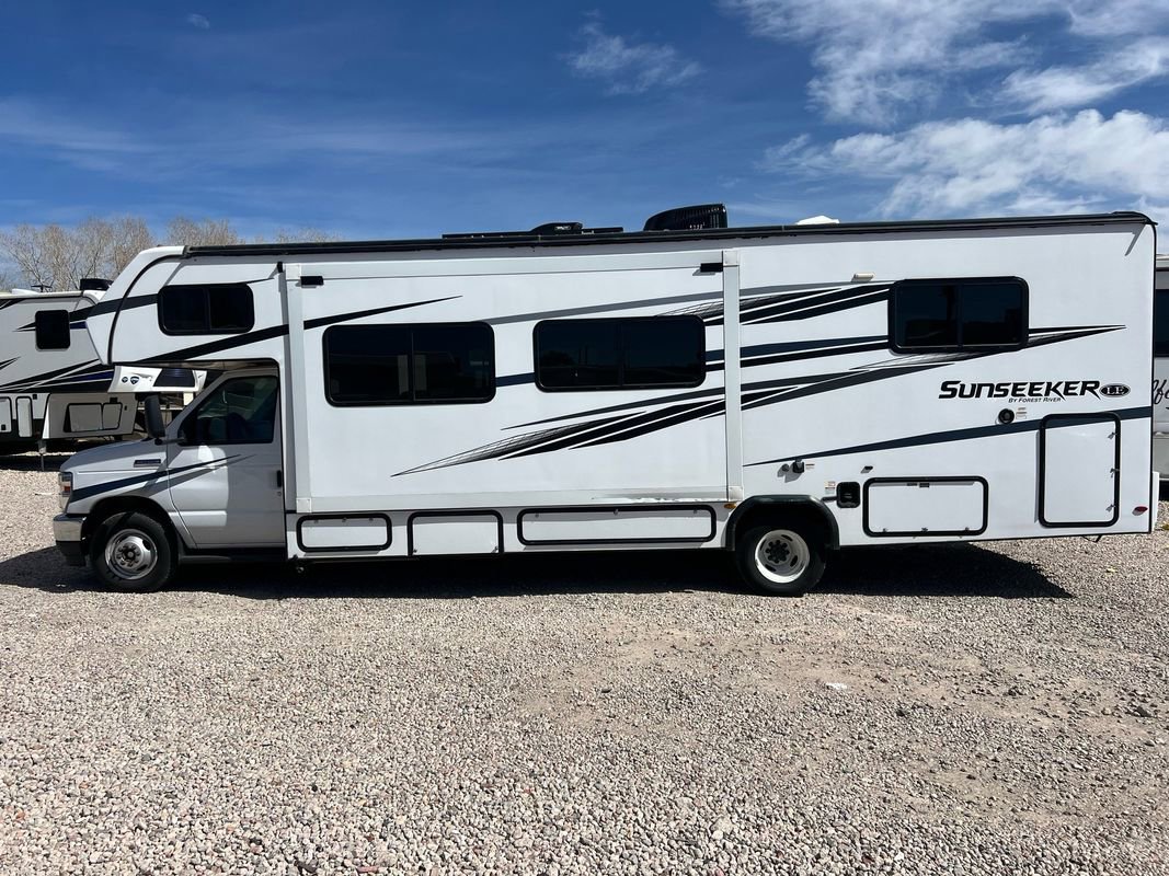 Used 2022 Ford E-450 and Econoline 450 Super Duty w/ Motorhome Prep Package image 9