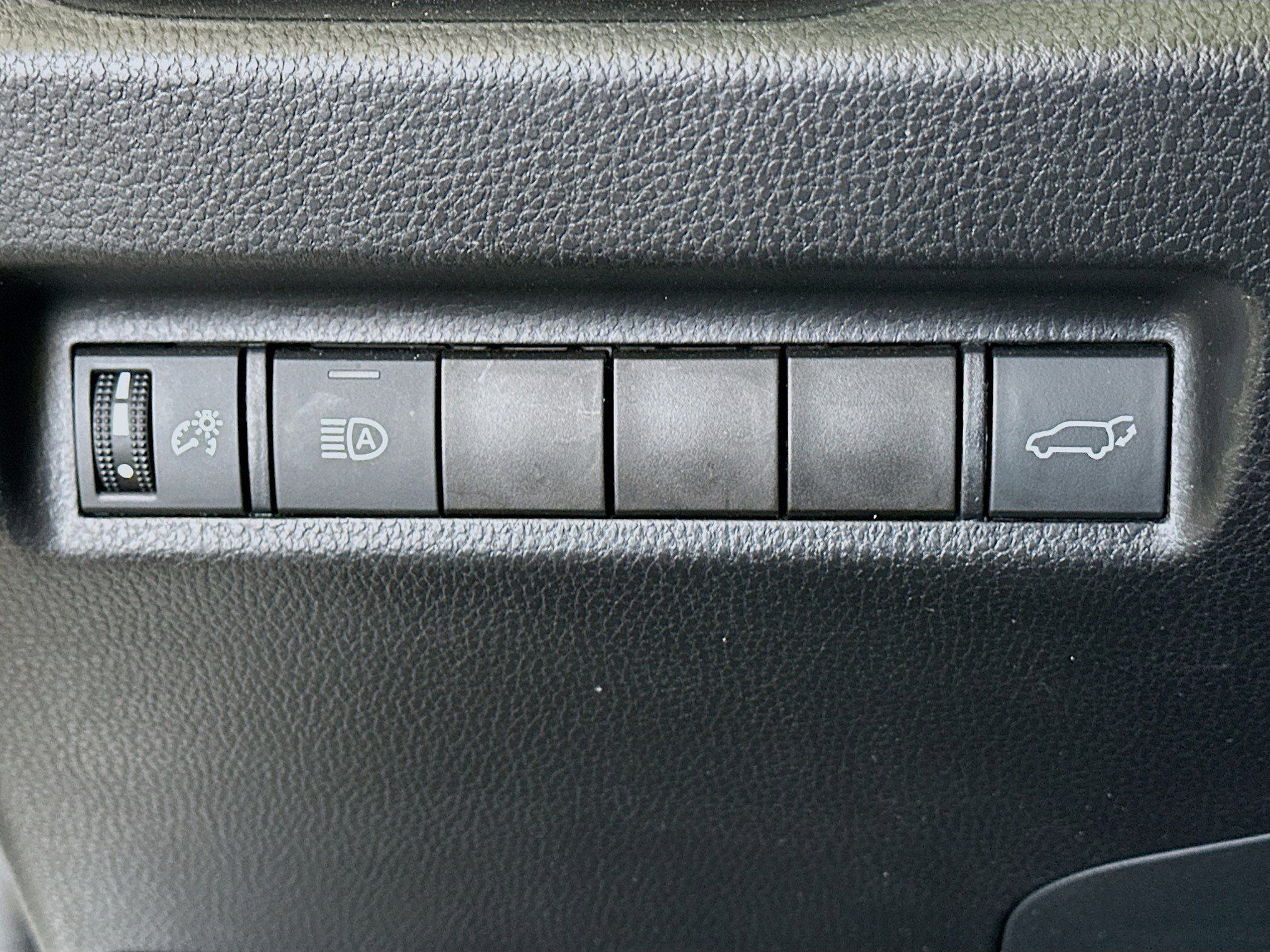 Used 2021 Toyota RAV4 XLE w/ Convenience Package FWD image 17