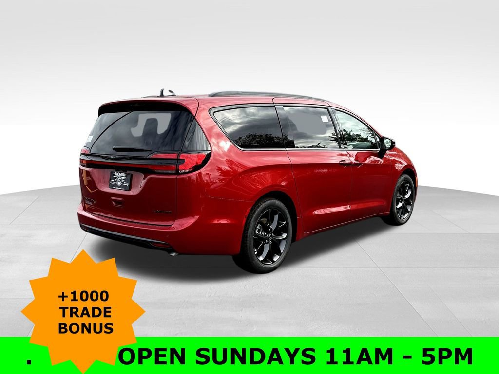 New 2026 Chrysler Pacifica Limited w/ Uconnect Theater Family Group image 8